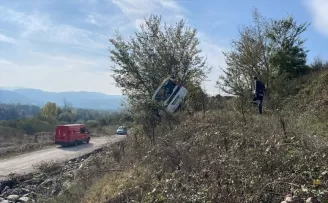 Bolu'da şarampole devrilen hafif ticari araçtaki 2 kişi yaralandı