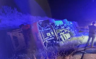 Bolu’da şarampole devrilen tırın sürücü yaralandı