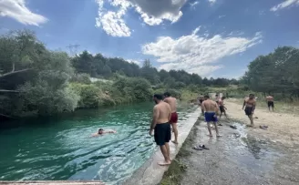 Bolu’da sıcaktan bunalanlar gölette serinledi