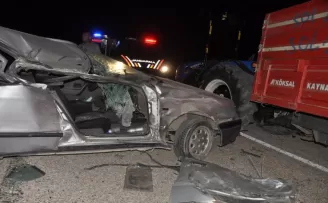 Bolu'da traktörün römorkuna çarpan otomobildeki 2 kişi yaralandı