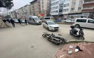 Boyabat'ta otomobille çarpışan motosikletin sürücüsü yaralandı