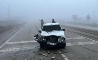 Boyabat'ta traktöre çarpan otomobilin sürücüsü yaralandı