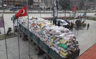 Boyabat’tan deprem bölgesine bir tır odun gönderildi
