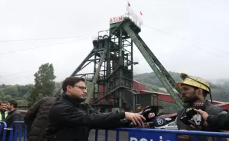 Çalışma arkadaşlarını kurtarmak için maden ocağına koştu