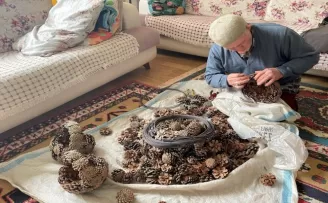 Çam kozalaklarını 15 yıldır hediyelik sepete dönüştürüyor