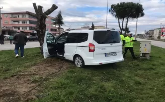 Çarşamba'da ağaca çarpan hafif ticari aracın sürücüsü yaralandı