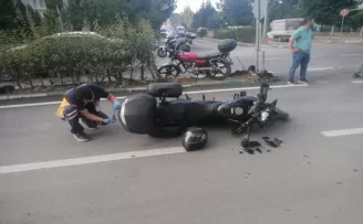 Çarşamba’da otomobil ile çarpışan motosiklet sürücüsü yaralandı