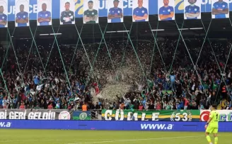 Çaykur Rizespor taraftarları yeniden Süper Lig’e yükselmeyi kutladı