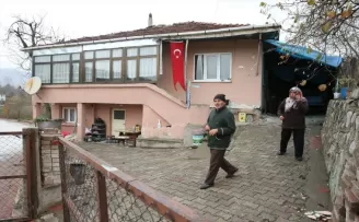 Çocuklarını büyüttükleri evin yıkılacak olmasının üzüntüsünü yaşıyorlar