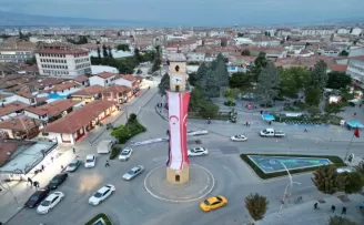Çorum Belediyesi, tarihi Saat Kulesi’ne “kardeşlik bayrağı“ astı