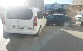 Çorum’da 3 aracın karıştığı kazada 4 kişi yaralandı