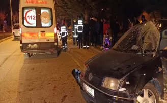 Çorum’da ağaca çarpan otomobildeki 5 kişi yaralandı