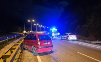 Çorum’da alkollü araç kullanan sürücü bariyerlere çarptı