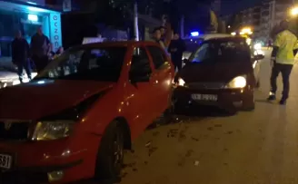 Çorum’da alkollü sürücü aracıyla park halindeki 3 otomobile çarptı