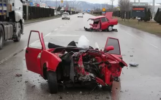 Çorum’da aydınlatma direğine çarpan otomobil ikiye bölündü, sürücü yaralandı
