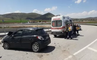Çorum’da bariyere çarpan otomobilin sürücüsü yaralandı