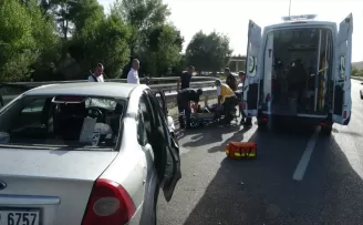 Çorum'da bariyerlere çarpan otomobildeki 4 kişi yaralandı