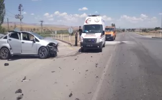 Çorum’da çarpışan 2 otomobildeki 4 kişi yaralandı