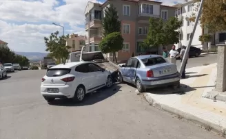 Çorum’da çarpışan iki otomobilin sürücüleri yaralandı