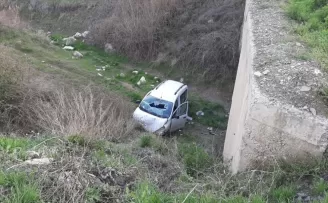 Çorum’da dere yatağına devrilen araçtaki 3 kişi yaralandı