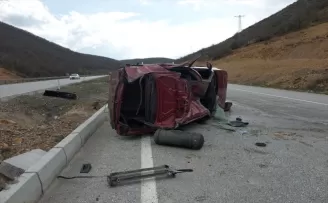 Çorum’da devrilen otomobildeki 2 kişi yaralandı