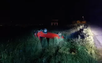 Çorum’da devrilen otomobilin sürücüsü kaza yerinden gitti