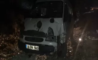 Çorum’da elektrik direğine çarpan sürücü aracını bırakarak kaçtı