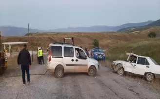 Çorum’da iki araç çarpıştı, düğüne giden 8 kişi yaralandı