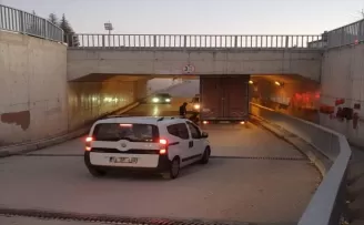 Çorum’da köprünün altına sıkışan kamyon lastik basıncı düşürülerek kurtarıldı
