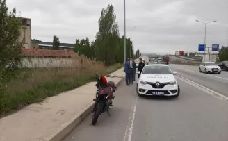 Çorum’da motosikletin çarptığı köpek öldü, sürücü yaralandı