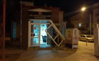 Çorum’da muhtarlık binasına çarpıp kaçan otomobil polis ekiplerince bulundu