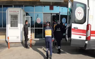 Çorum'da otomobil ile hafif ticari araç çarpıştı, 4 kişi yaralandı