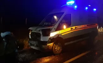 Çorum’da otomobile çarpan ambulanstaki 3 sağlıkçı yaralandı
