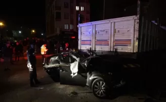 Çorum’da otomobilin park halindeki kamyona çarpması sonucu 2 kişi yaralandı