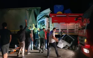 Çorum’da park halindeki tıra çarpan tırın sürücüsü öldü