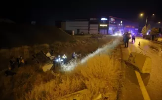 Çorum'da şarampole devrilen otomobildeki 1 kişi öldü, 2 kişi yaralandı