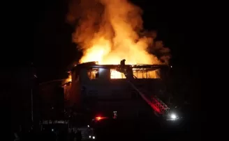 Çorum’da yangın çıkan iki katlı ev kullanılamaz hale geldi