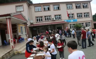 Cumapazarı’nda depremzedeler yararına kermes düzenlendi