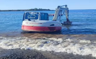 Denizde kaybolan kolyesini bulmak için iş makinesi kiraladı