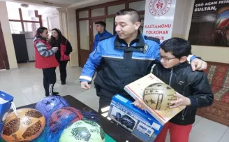 Deprem bölgesinden Kastamonu’ya getirilen çocuklara polisler moral veriyor