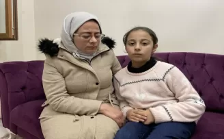 Depremde babası ve 2 kardeşini kaybeden çocuk, annesiyle hayata tutunuyor