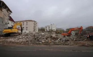 Depremde camları dahi kırılmadan yan yatan binanın enkazı kaldırılıyor