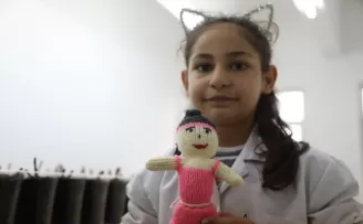 Depremzede 8 yaşındaki Yağmur, örgü bebeği “Buğlem“i yanından ayırmıyor