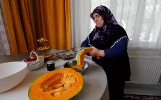 Doğadan topladığı 30 çeşit meyve ve sebzeden sirke yapıp satıyor