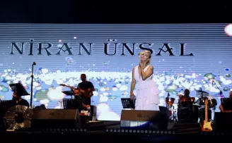 “Dünya Düzce Günleri“nde sanatçı Niran Ünsal konser verdi