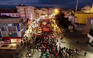Düzce'de 29 Ekim Cumhuriyet Bayramı fener alayıyla kutlandı