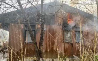 Düzce’de ahşap bir ev çıkan yangında kullanılamaz hale geldi