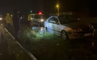 Düzce’de bariyere çarpan otomobilin arka lastiği yerinden çıktı