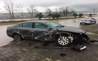 Düzce'de bariyere çarpan otomobilin sürücüsü yaralandı