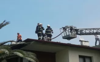 Düzce’de bir villanın çatısında çıkan yangın söndürüldü